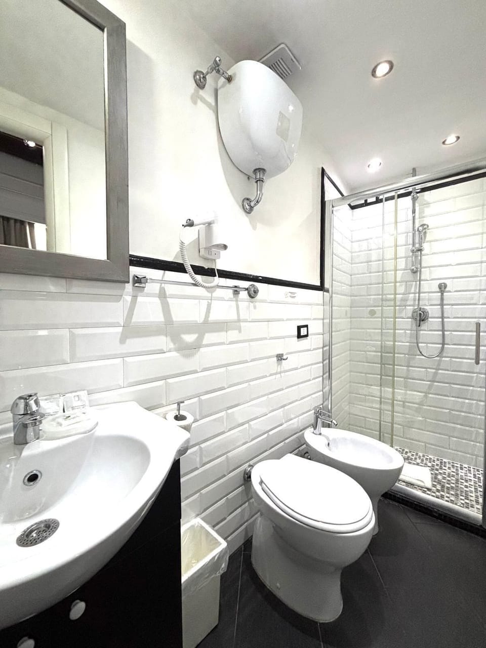 Classic Double or Twin Room | Bathroom | Shower, free toiletries, hair dryer, towels