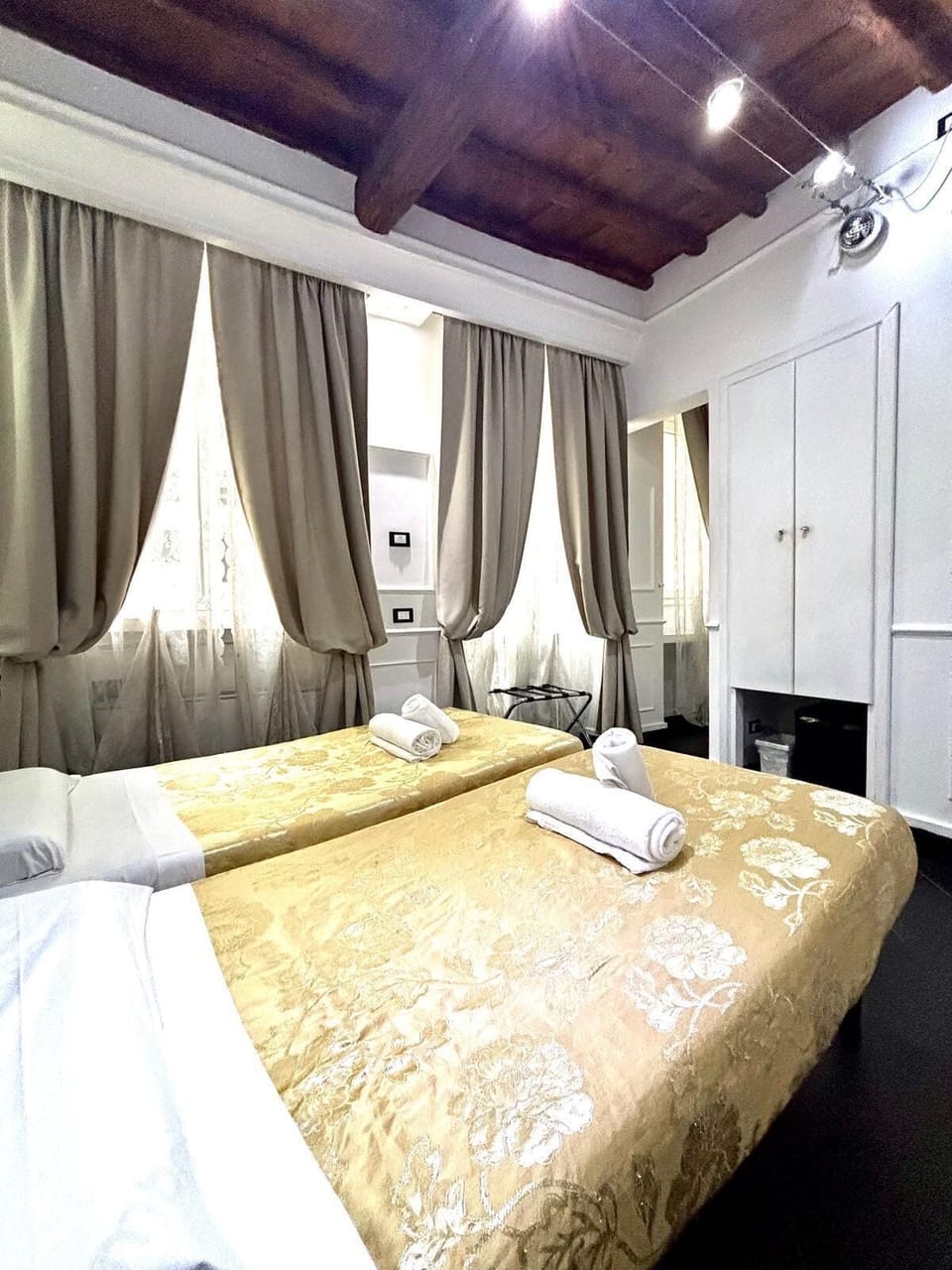 Classic Double or Twin Room | In-room safe, desk, WiFi (free), bed sheets