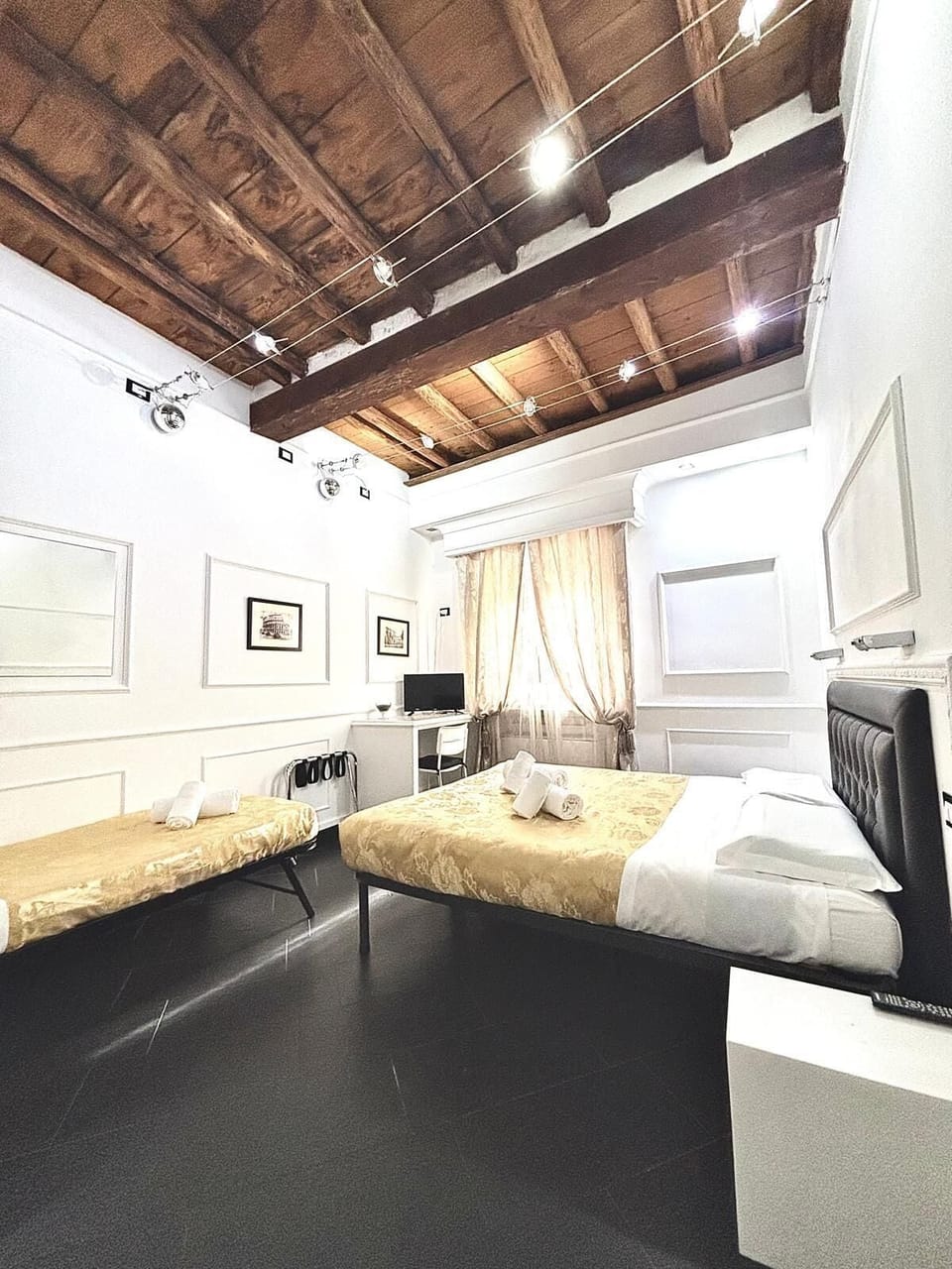 Triple Room | In-room safe, desk, free WiFi, bed sheets