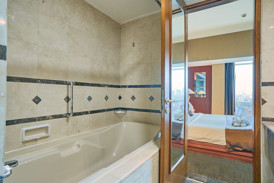 Executive Room | Premium bedding, minibar, desk, free WiFi