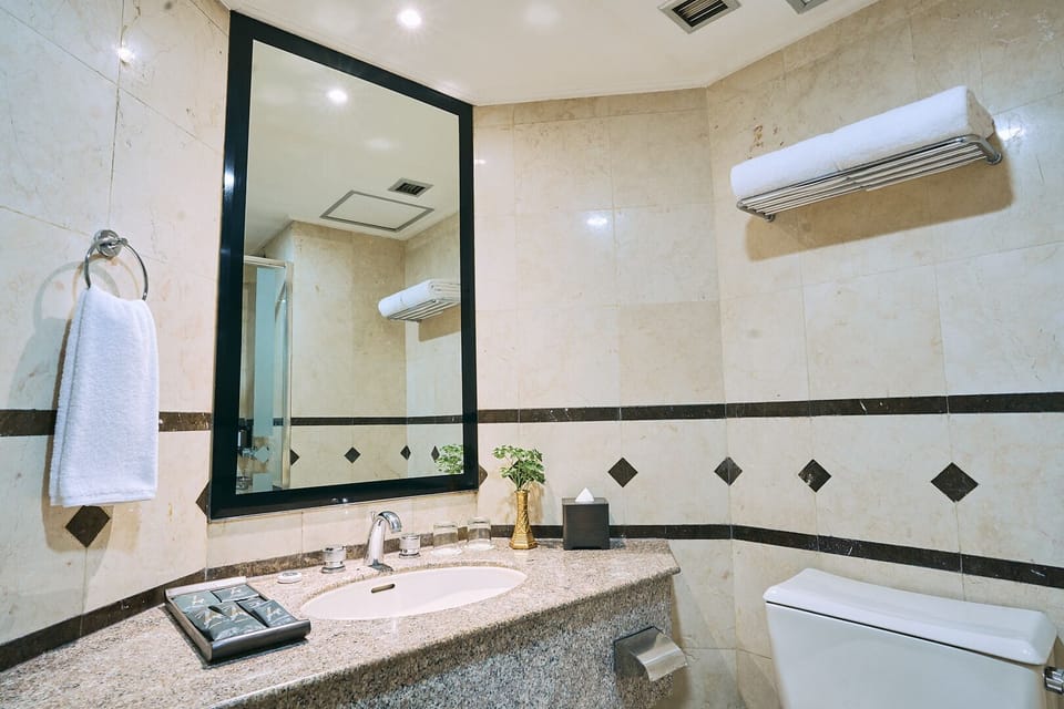 Deluxe Double Room | Bathroom | Rainfall showerhead, free toiletries, bidet, towels