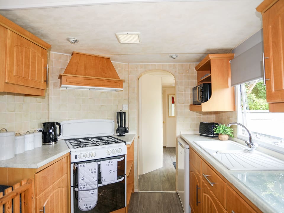 Fridge, cookware/dishes/utensils