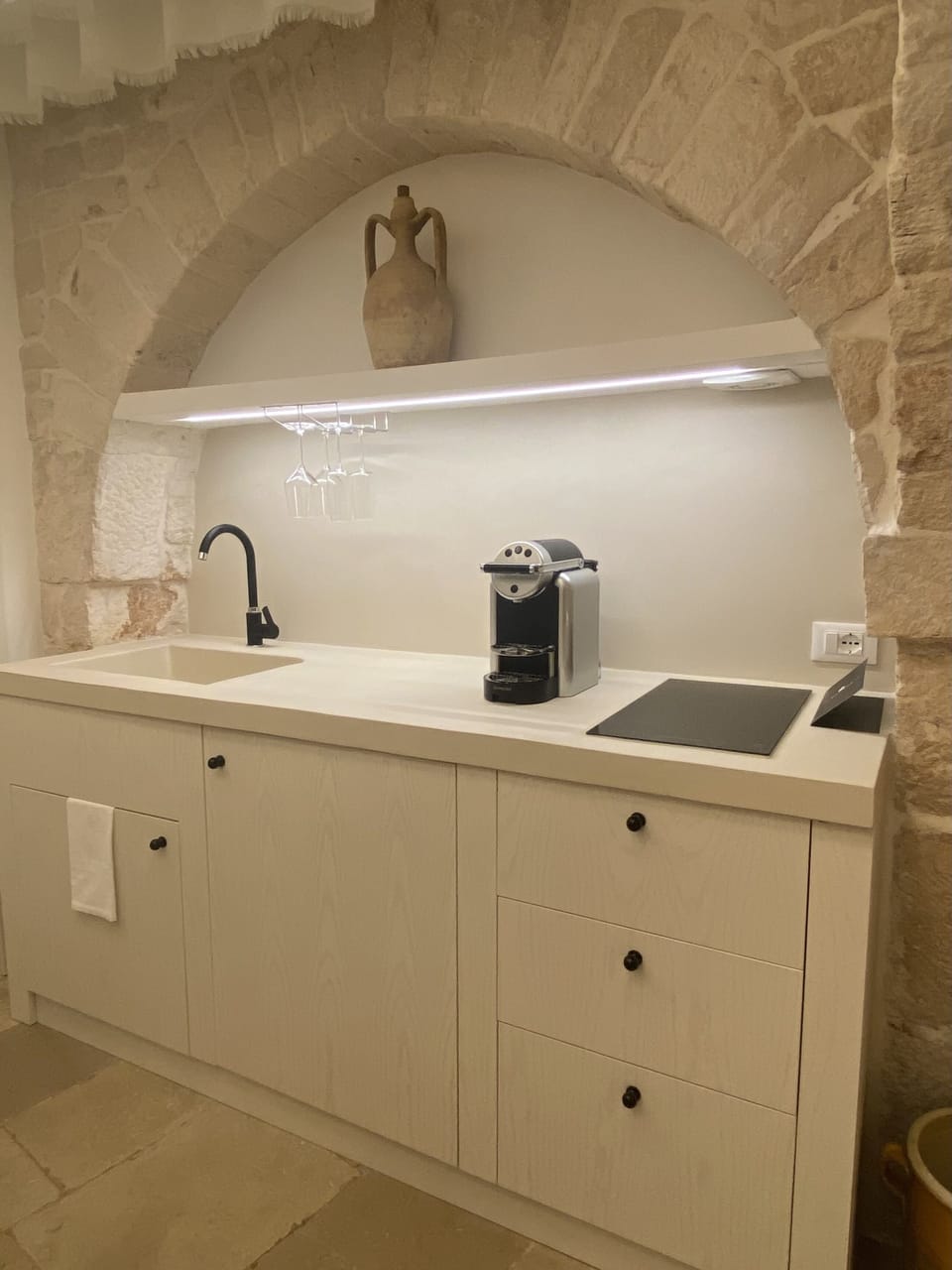 Luxury Suite | Private kitchen | Electric kettle, cookware/dishes/utensils