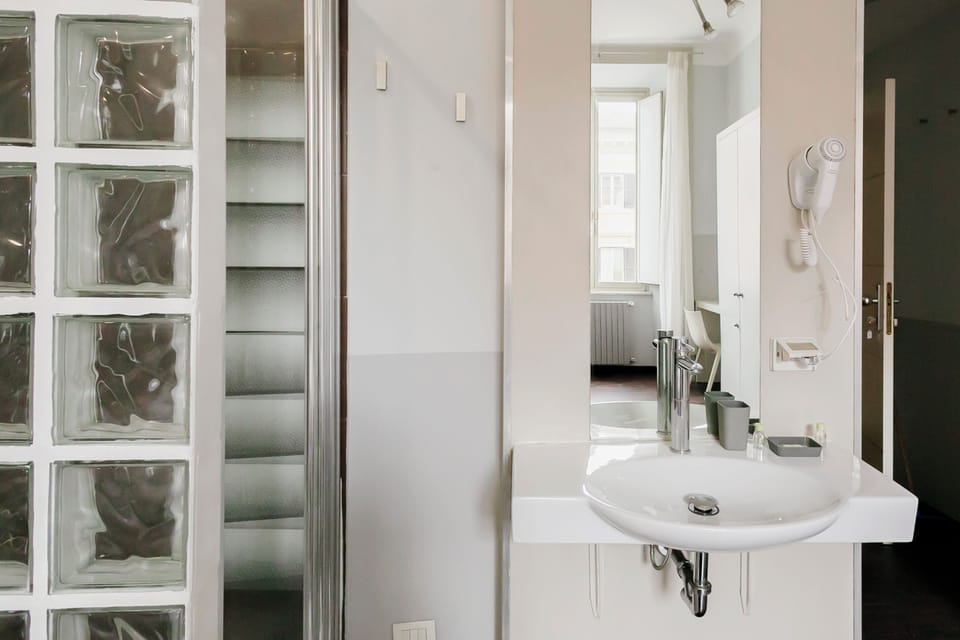 Classic Room | Bathroom | Shower, hair dryer, bidet, towels