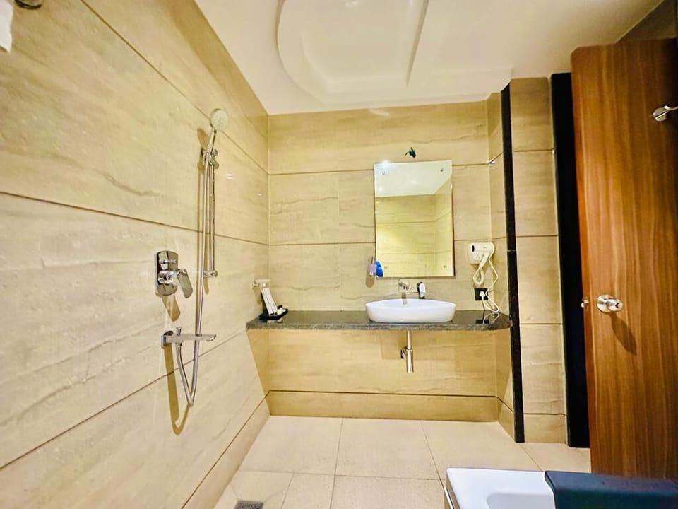 Hydromassage showerhead, free toiletries, slippers, towels