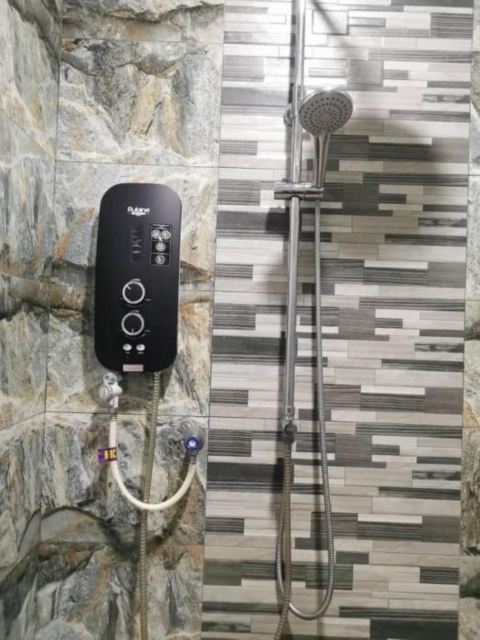 Junior Studio | Bathroom | Shower, rainfall showerhead, bidet, towels