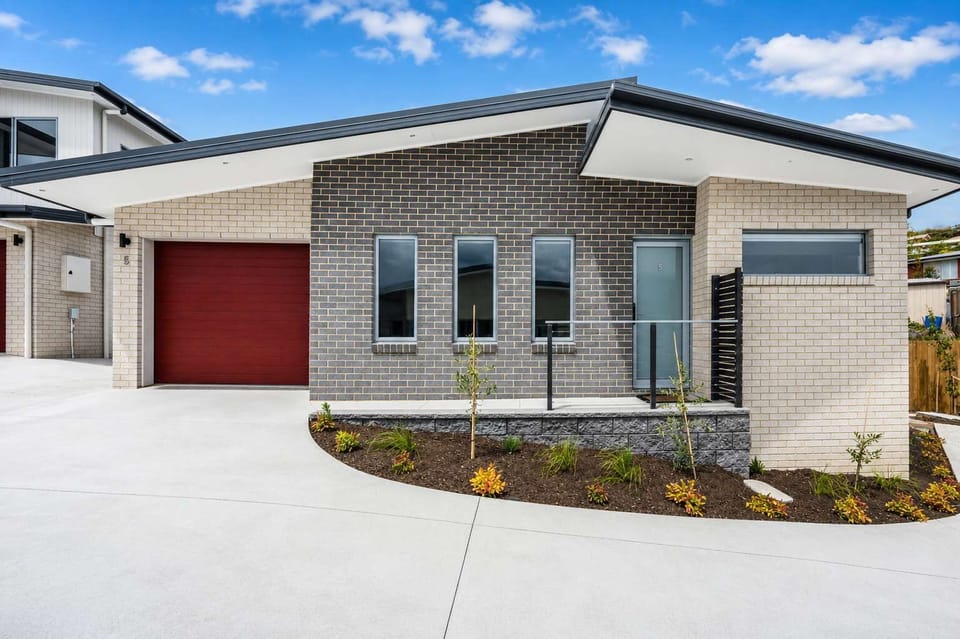 Newly built home close to Hobarts major shopping centre.