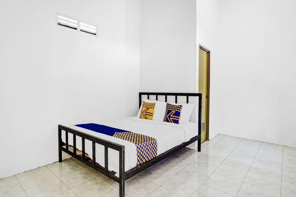 Economy Double Room | Laptop workspace, free WiFi, bed sheets