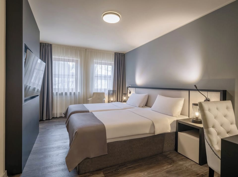 Business Double Room | Minibar, in-room safe, desk, laptop workspace