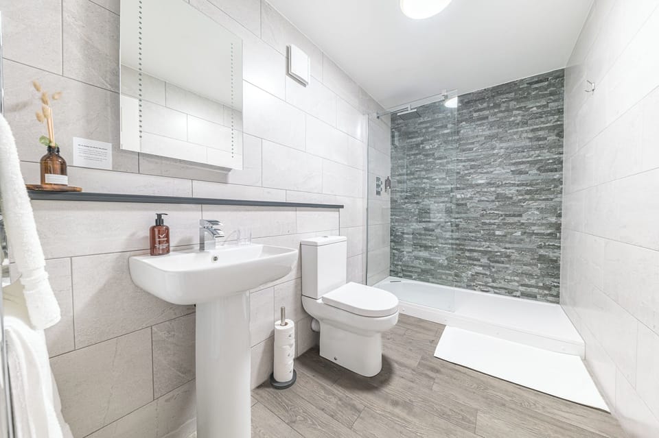 Classic Room, 1 King Bed | Bathroom | Shower, free toiletries, hair dryer, towels