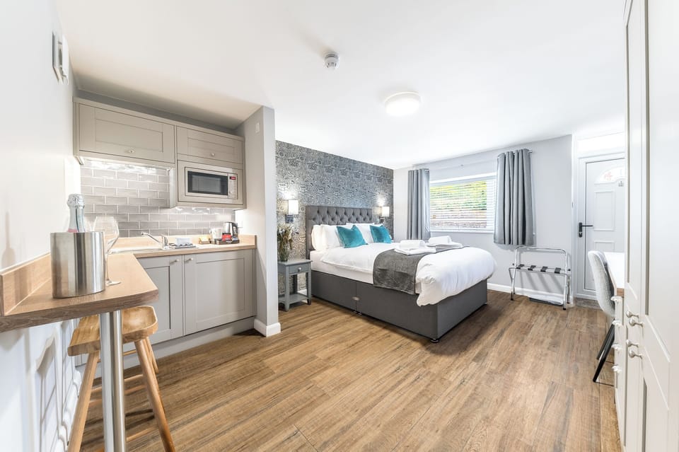 Classic King Room, 1 King Bed, Kitchenette, Annex Building | Premium bedding, iron/ironing board, free WiFi, bed sheets