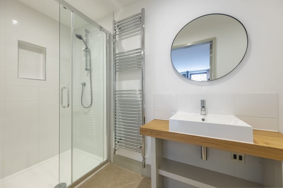 Ground floor: Bedroom three en-suite with walk-in shower