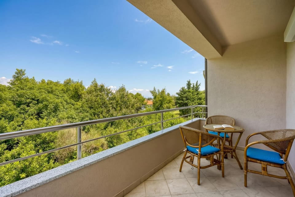 Family Apartment, 2 Bedrooms, Balcony (Apt Good Life | Walk to Beach) | Outdoor dining