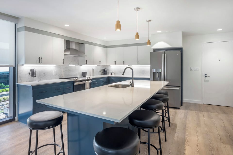 Executive Suite | Private kitchen | Full-size fridge, microwave, oven, stovetop