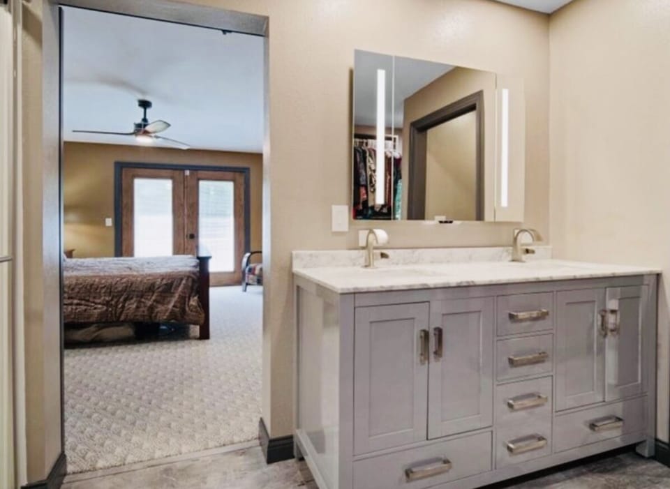 Master bathroom 