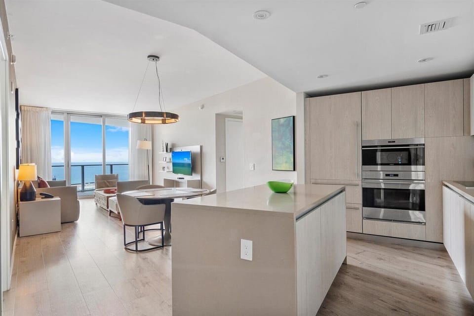 Stay on the beach-16th Floor Views + Pool & Gym (5934)