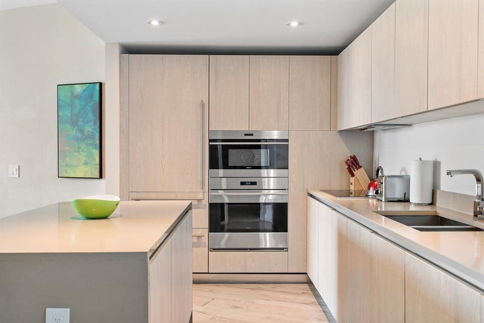 Stay on the beach-16th Floor Views + Pool & Gym (5936)