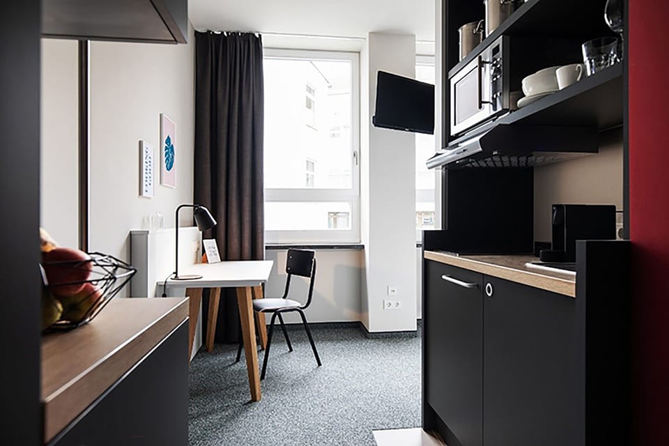 Base HUB | Living area | 75-cm flat-screen TV with satellite channels, offices
