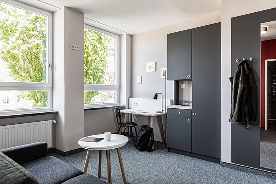 Living HUB | Living area | 75-cm flat-screen TV with satellite channels, offices