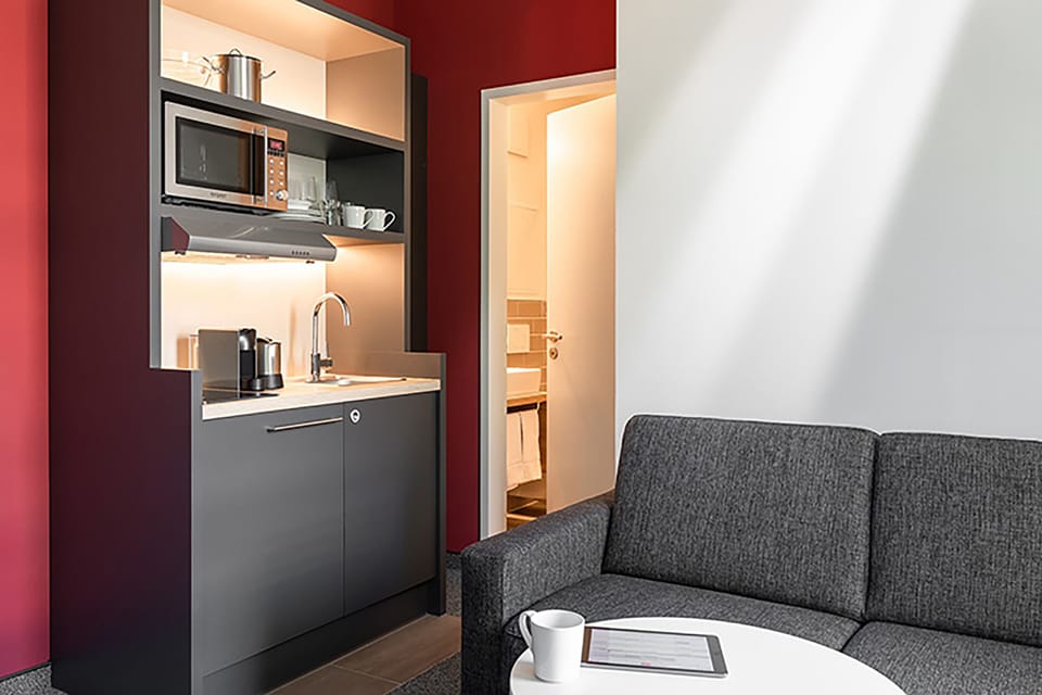 Living HUB | Private kitchen | Fridge, microwave, stovetop, coffee/tea maker