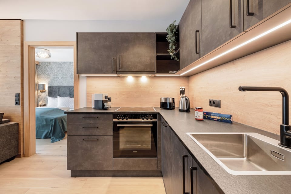 Full-size fridge, microwave, oven, stovetop