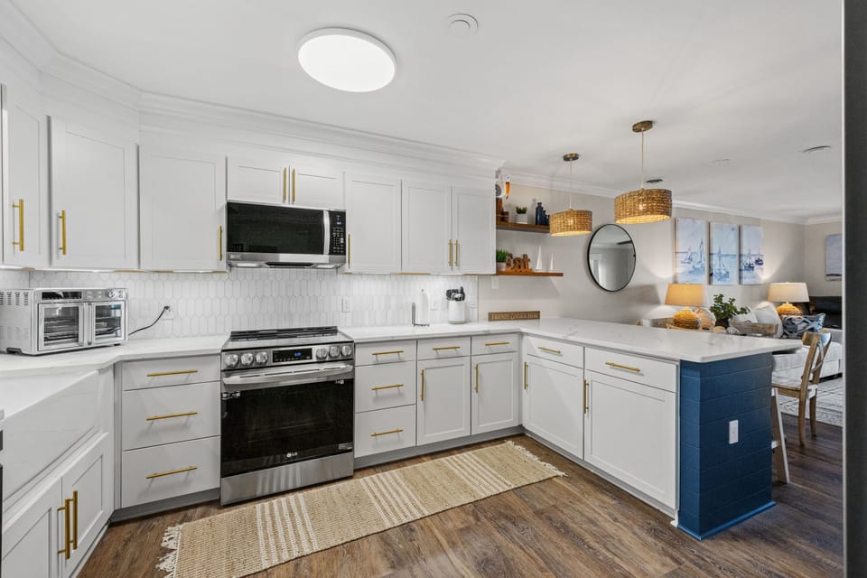All modern appliances to make meal preparation a breeze.