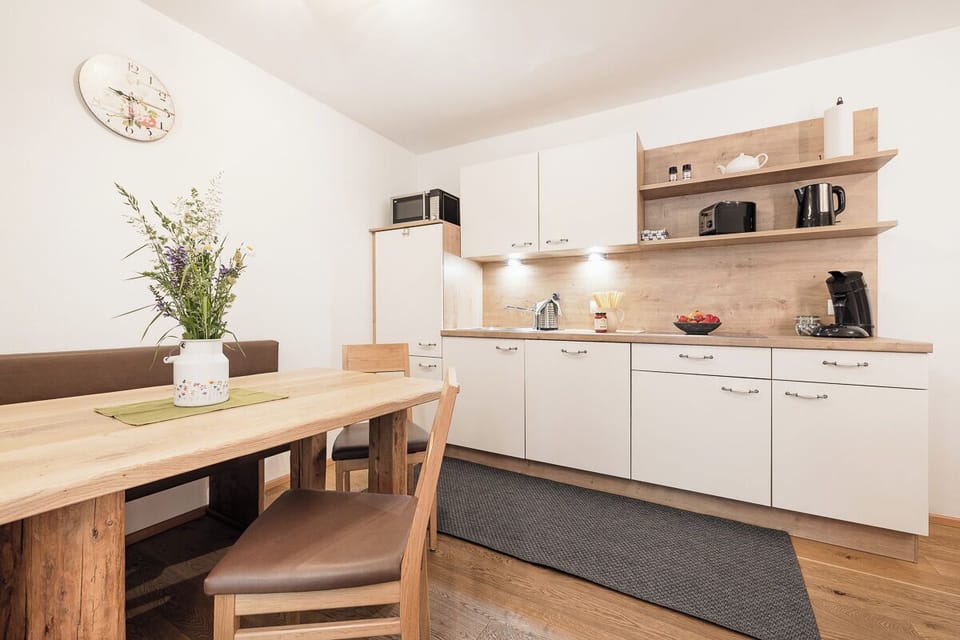 Full-size fridge, microwave, stovetop, dishwasher