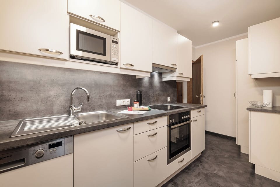 Full-size fridge, microwave, oven, stovetop