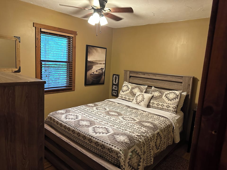 BEDROOM 1 W/ QUEEN BED