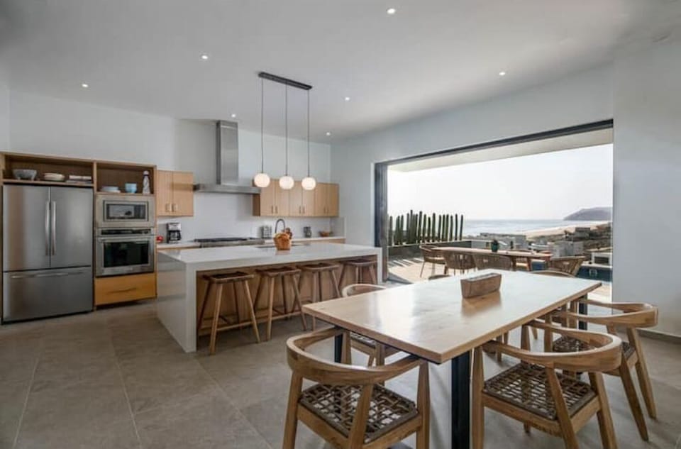 gourmet kitchen to enjoy making special meals 