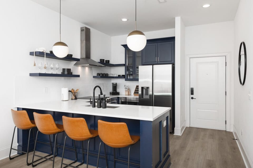 Seating for 4 at the kitchen counter. Fully-equipped kitchen suitable for any chef!