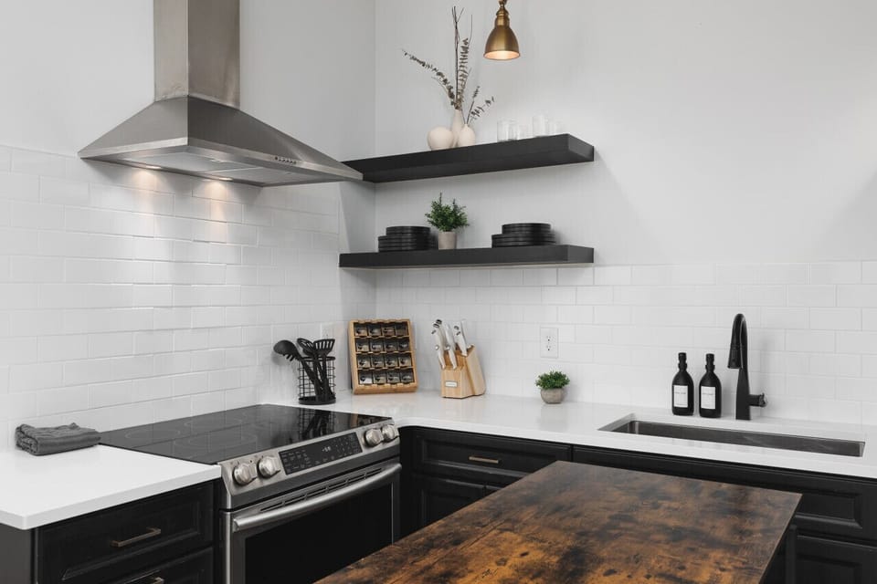 The kitchen is well-equipped for you to cook a great meal - high-end appliances, cookware, & spices. Seating for 4 at the kitchen table.