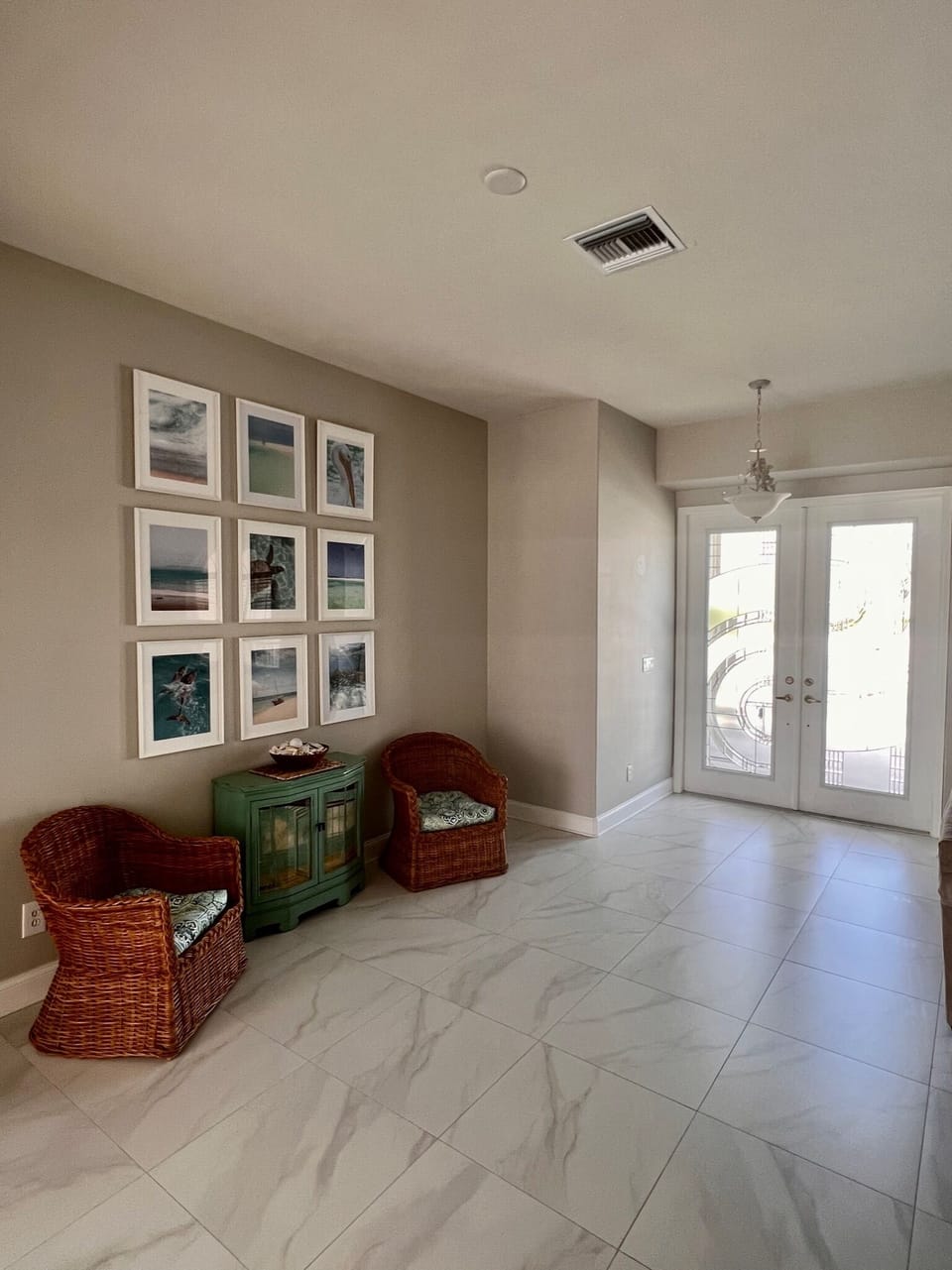Foyer w/additional seating