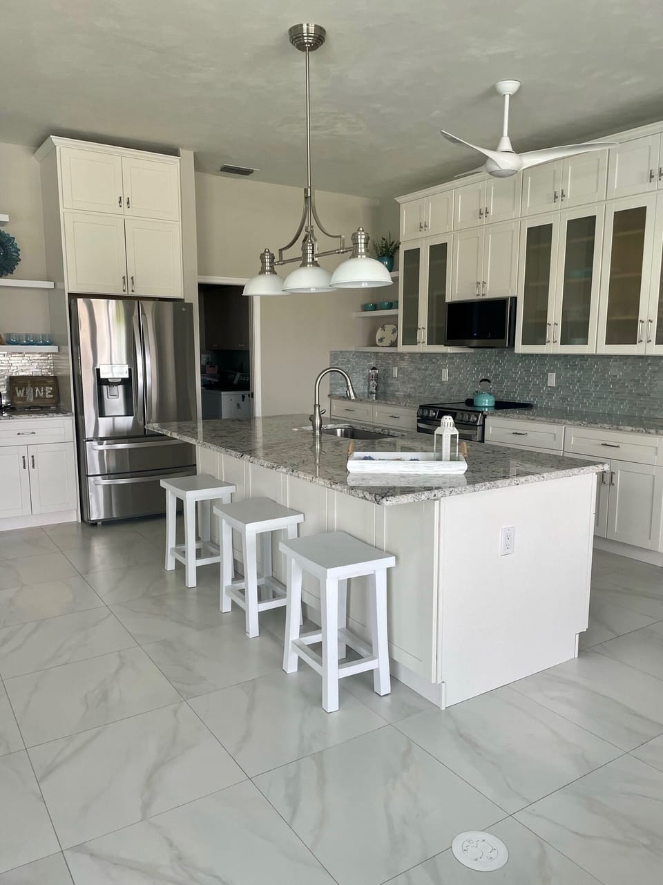 Kitchen w/3 barstools (additional seating)