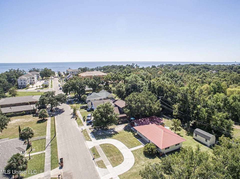 Beautiful quite neighborhood 2 blocks from beach