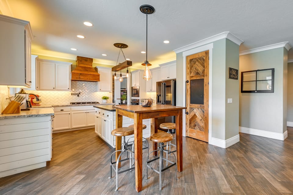 Kitchen & Dining