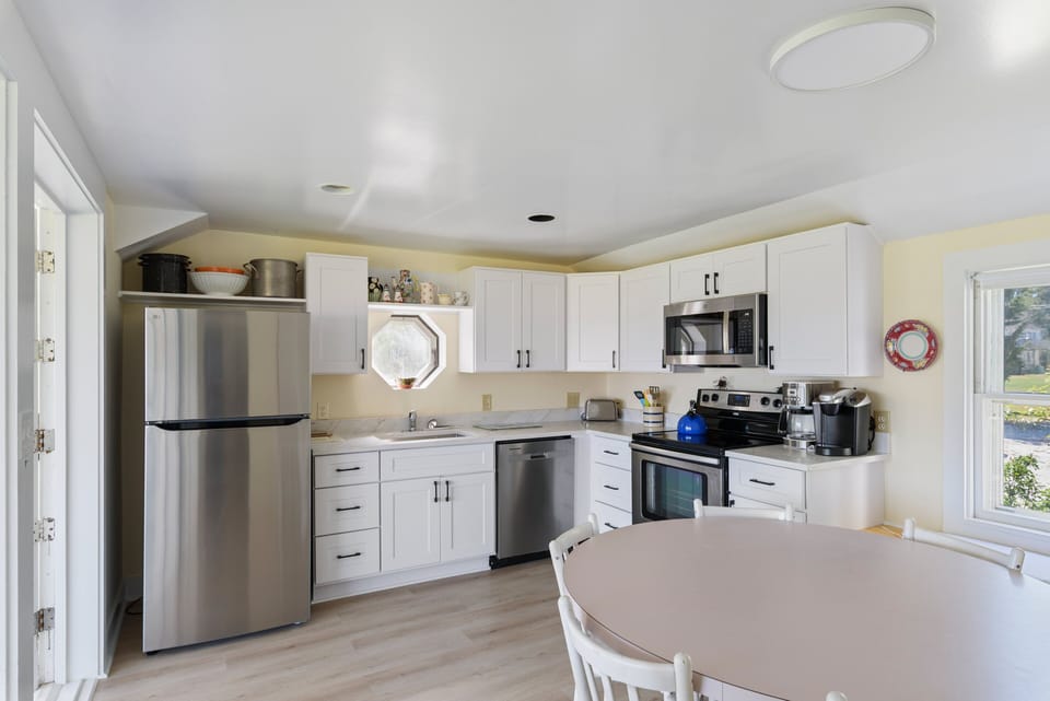 Dining Area - Kitchen