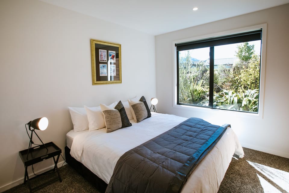 Luxury House, Fireplace | 4 bedrooms, iron/ironing board, free WiFi, bed sheets