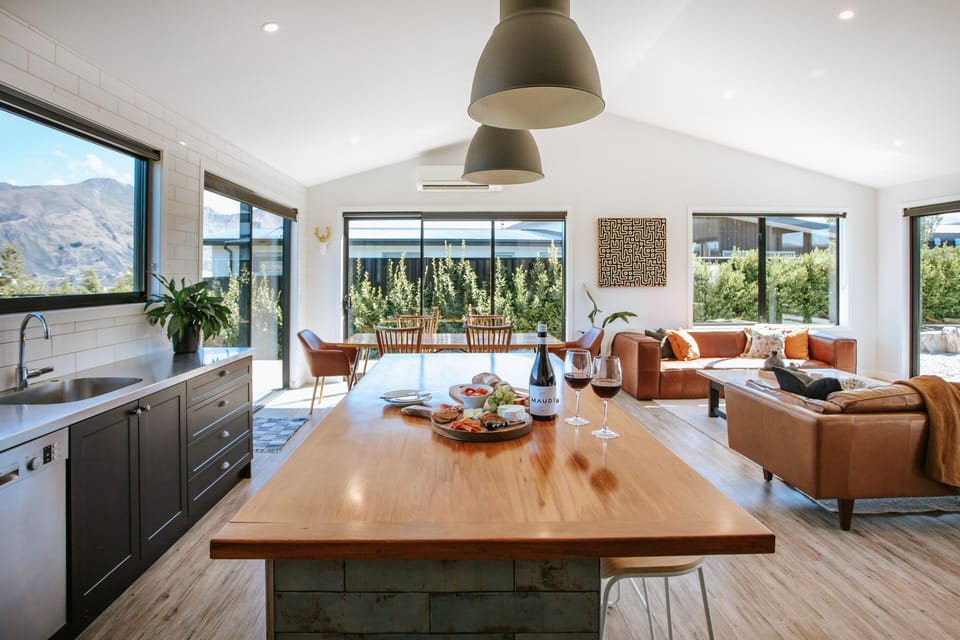 Luxury House, Fireplace | Private kitchen | Full-size fridge, microwave, oven, stovetop