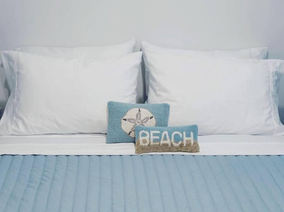 Queen size bed in bedroom