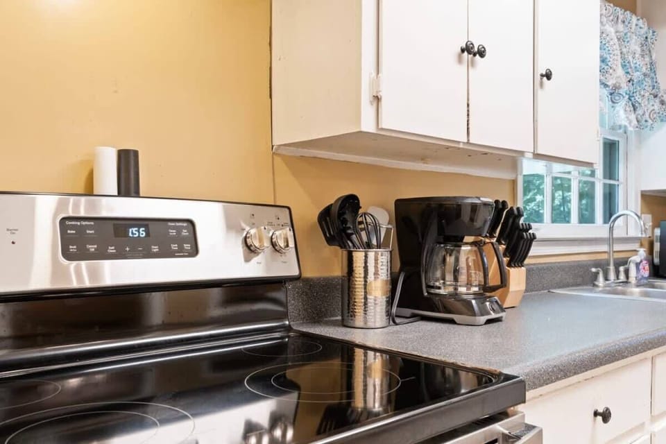 Fully equipped space for cooking.