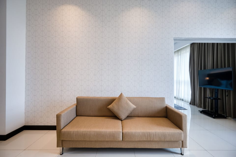 Deluxe Studio | Premium bedding, minibar, desk, laptop workspace