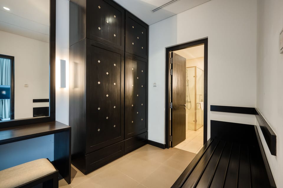 Deluxe Studio | Premium bedding, minibar, desk, laptop workspace