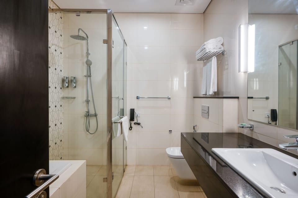 Deluxe Studio | Bathroom | Free toiletries, hair dryer, bidet