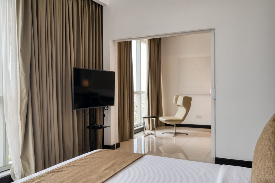 Deluxe Studio | Premium bedding, minibar, desk, laptop workspace