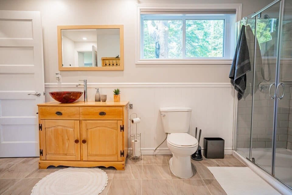 Grande salle de bain avec douche vitré