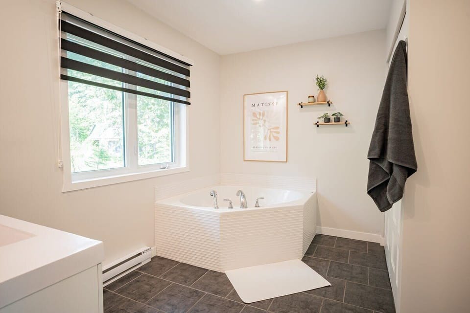 Salle de bain avec une baignoire 
