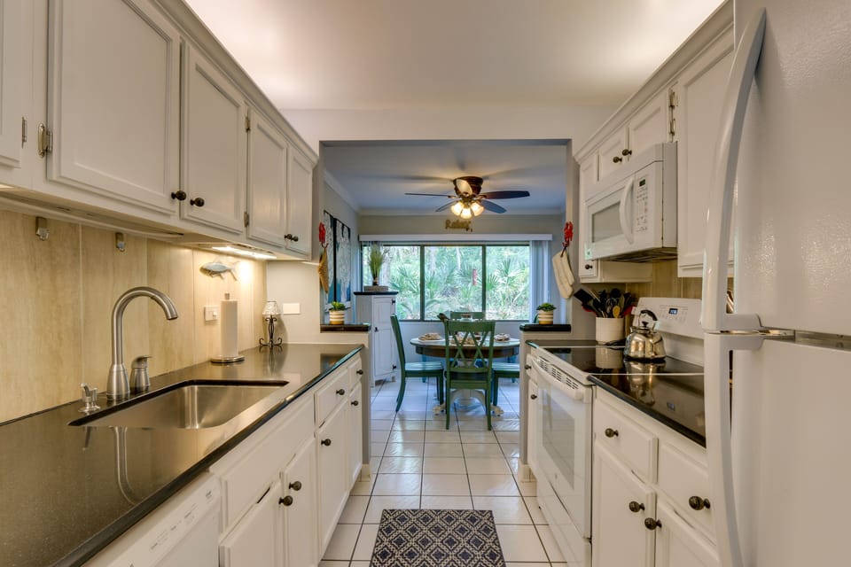 Kitchen | Equipped w/ Cooking Basics