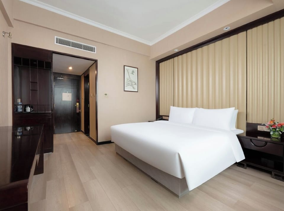 Superior Room | 1 bedroom, iron/ironing board, free WiFi, bed sheets