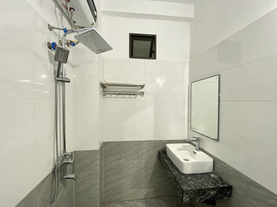 Superior Twin Room | Bathroom | Designer toiletries, hair dryer, slippers, towels